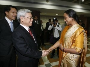 Speaker of the Lower House of the Indian Parliament Meira Kumar welcomes Chairman of the National Assembly Nguyen Phu Trong ( L ) in New Dehli on February 24. (Photo: VNA) Speaker of the Lower House of the Indian Parliament Meira Kumar welcomes Chairman of the National Assembly Nguyen Phu Trong ( L ) in New Dehli on February 24. (Photo: VNA)